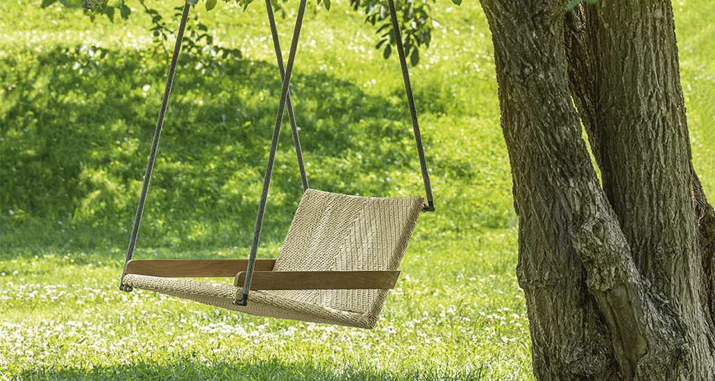 Allaperto Nautic Swing is an outdoor contemporary swing with rope and teak armrest and is suitable for hospitality and contract projects