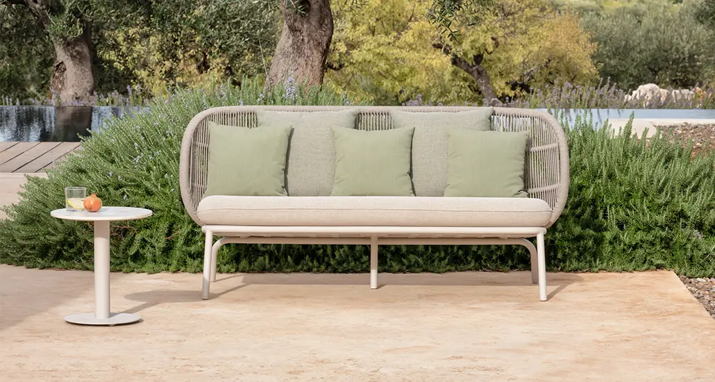 kodo lounge sofa is a contemporary outdoor lounge sofa with aluminium and rope frame and is placed in hospitality contract outdoor space.